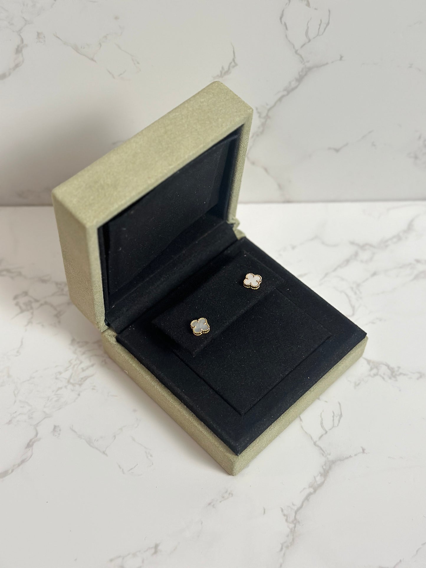 VCA Mother of Pearl Sweet Alhambra Earstuds