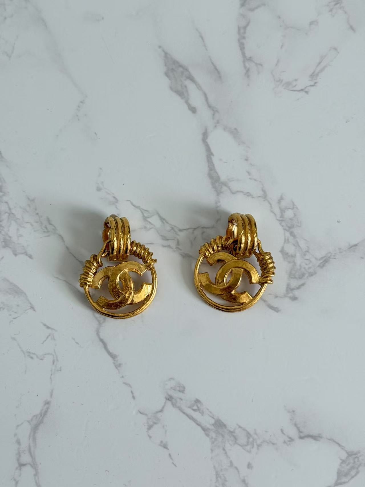 Chanel Vintage Gold Plated CC Logos Round Swing Clip Earrings